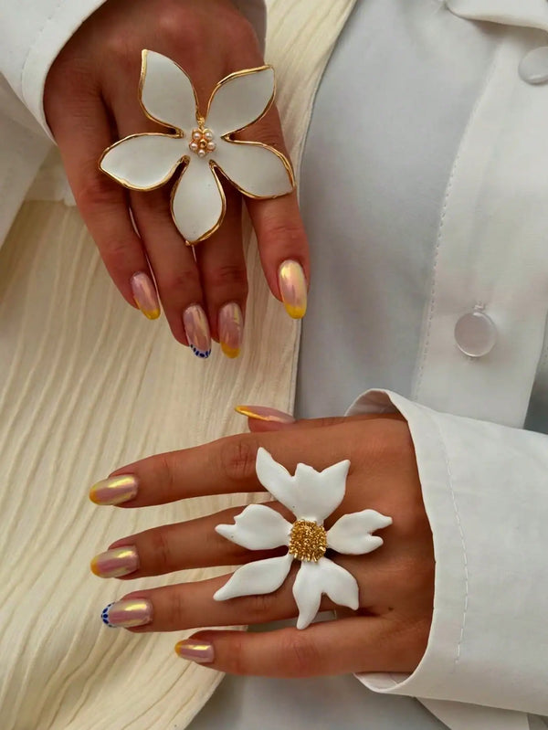 SHEIN 2pcs Exaggerated White Metallic Floral Rings