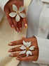 SHEIN 2pcs Exaggerated White Metallic Floral Rings