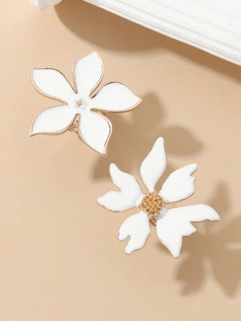 SHEIN 2pcs Exaggerated White Metallic Floral Rings