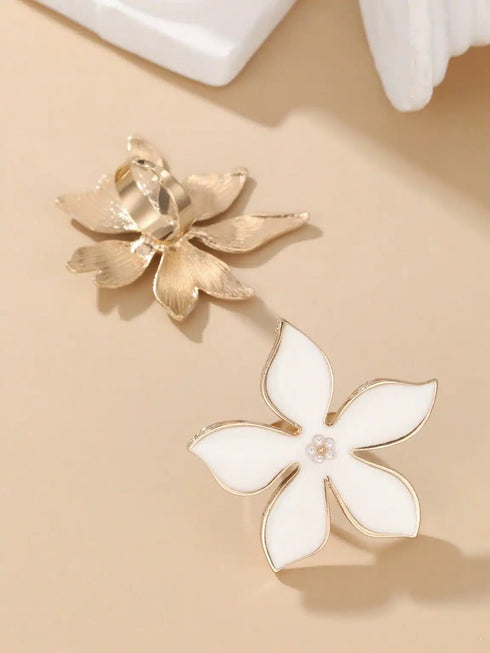 SHEIN 2pcs Exaggerated White Metallic Floral Rings