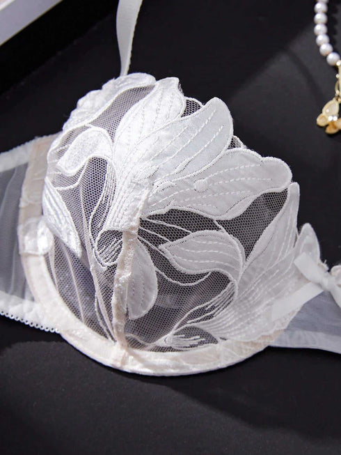 طقم لانجري مثير من قطعتين من SHEIN، بتصميم زهرة بيضاء متوهجة وأوراق القيقب، رومانسي اللون.