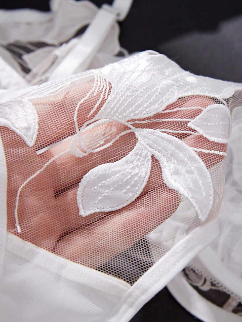 طقم لانجري مثير من قطعتين من SHEIN، بتصميم زهرة بيضاء متوهجة وأوراق القيقب، رومانسي اللون.