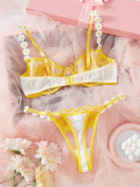 طقم لانجري نسائي من قطعتين من شي إن، مطرز بالدانتيل