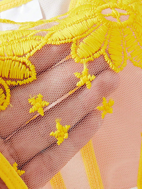 طقم لانجري نسائي من قطعتين من شي إن، مطرز بالدانتيل