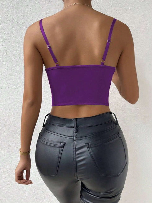 توب SHEIN Allurite بلون سادة وبحمالات رفيعة ورقبة على شكل حرف V مع حافة صدفية، ملابس كاجوال