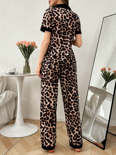 طقم بيجاما من SHEIN بنقشة جلد النمر، بتصميم مرقع وألوان متداخلة، بياقة قابلة للعكس وأكمام قصيرة وبنطال