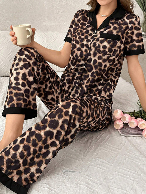 طقم بيجاما من SHEIN بنقشة جلد النمر، بتصميم مرقع وألوان متداخلة، بياقة قابلة للعكس وأكمام قصيرة وبنطال