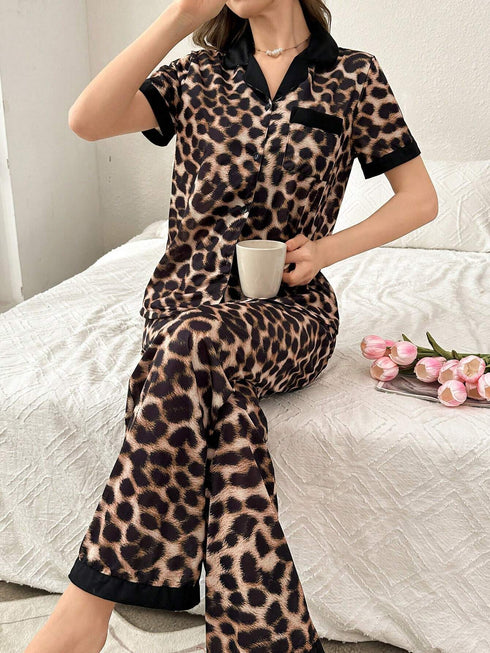 طقم بيجاما من SHEIN بنقشة جلد النمر، بتصميم مرقع وألوان متداخلة، بياقة قابلة للعكس وأكمام قصيرة وبنطال