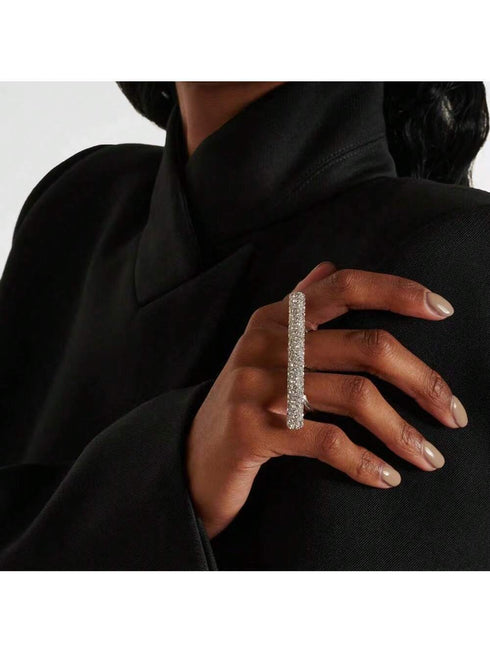 خاتم مزدوج فاخر من SHEIN LuxstyWear بتصميم مستوحى من موضة الألفية الجديدة، مرصع بصفوف متعددة من أحجار الراين الكريستالية.