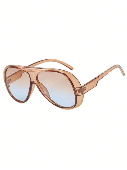 Aviator sunglasses with rose gold frame and gradient lenses on a white background1