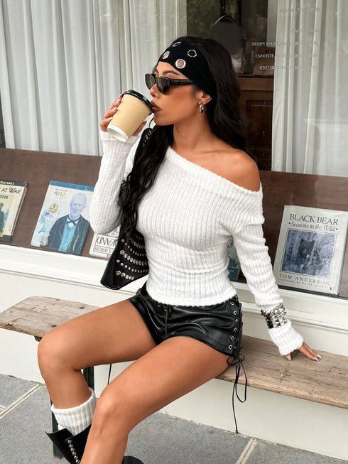تيشيرت نسائي EZwear من شي إن جديد الخريف/الشتاء بكتف مائل من الفرو الصناعي المحبوك بأكمام طويلة ضيق