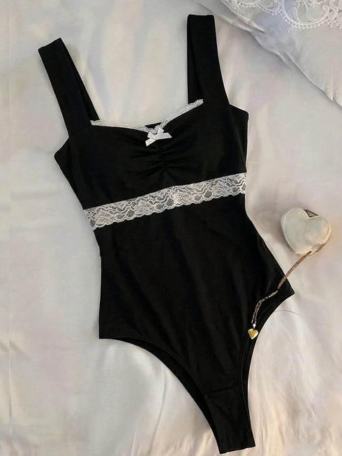 SHEIN - بودي سوت نسائي برقبة مربعة وبدون أكمام مع حمالة كتف عريضة وتفاصيل دانتيل وتزيين فيونكة