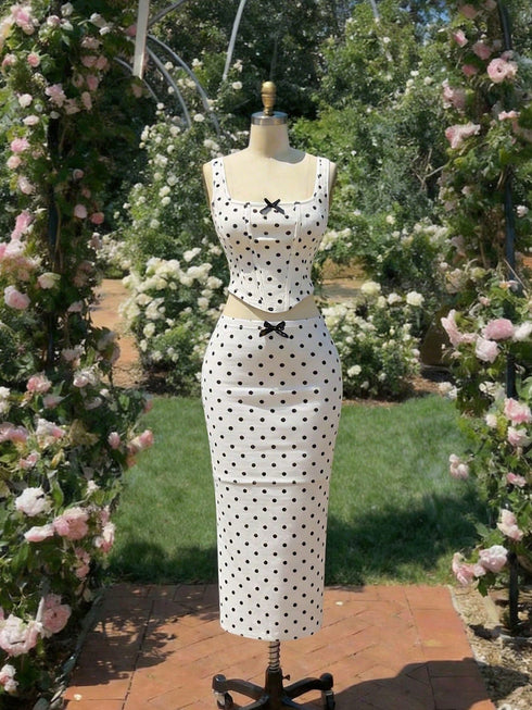 SHEIN Skyraze طقم نسائي أبيض من قطعتين منقط بالأسود لصيف 1920s، طقم نزهة، بلوزة كورسيه ضيقة وتنورة ميدي، أزياء أنيقة على الطراز الفرنسي للعطلات