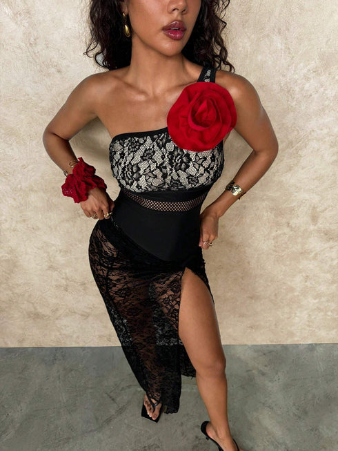 ملابس سباحة من قطعة واحدة من الدانتيل من SHEIN، بكتف واحد مفتوح.