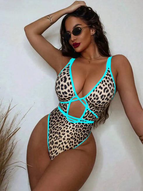 لباس سباحة نسائي من قطعة واحدة بتصميم مثير بنقشة جلد النمر، بألوان متداخلة، برباط أمامي متقاطع وفتحة رقبة على شكل حرف V من SHEIN Swim SXY
