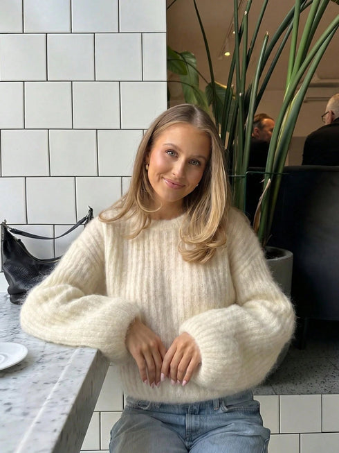 SHEIN بلوزة نسائية مضلعة سادة بياقة دائرية وأكمام فانوس، كنزة صوفية فضفاضة متعددة الاستخدامات لفصلي الخريف والشتاء – مثالية للإطلالات اليومية وصور المقاهي