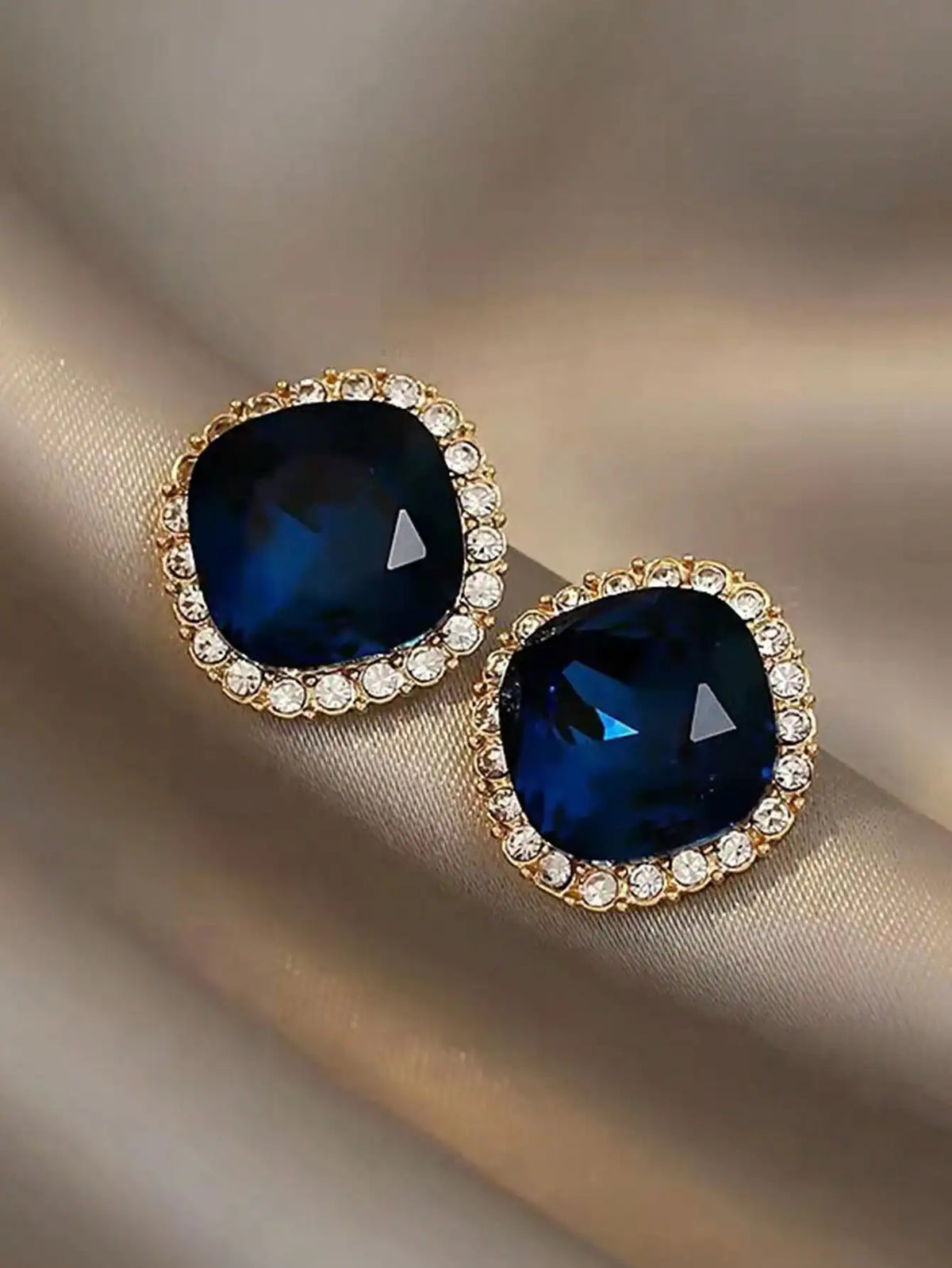 SHEIN 1 Pair Of Simple And Full-Studded Rhinestone Earrings With A High-End Feel