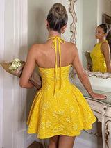 فستان ميني أصفر هالتر بضهر مفتوح وقصّات جاكار – SHEIN Glamine Charm