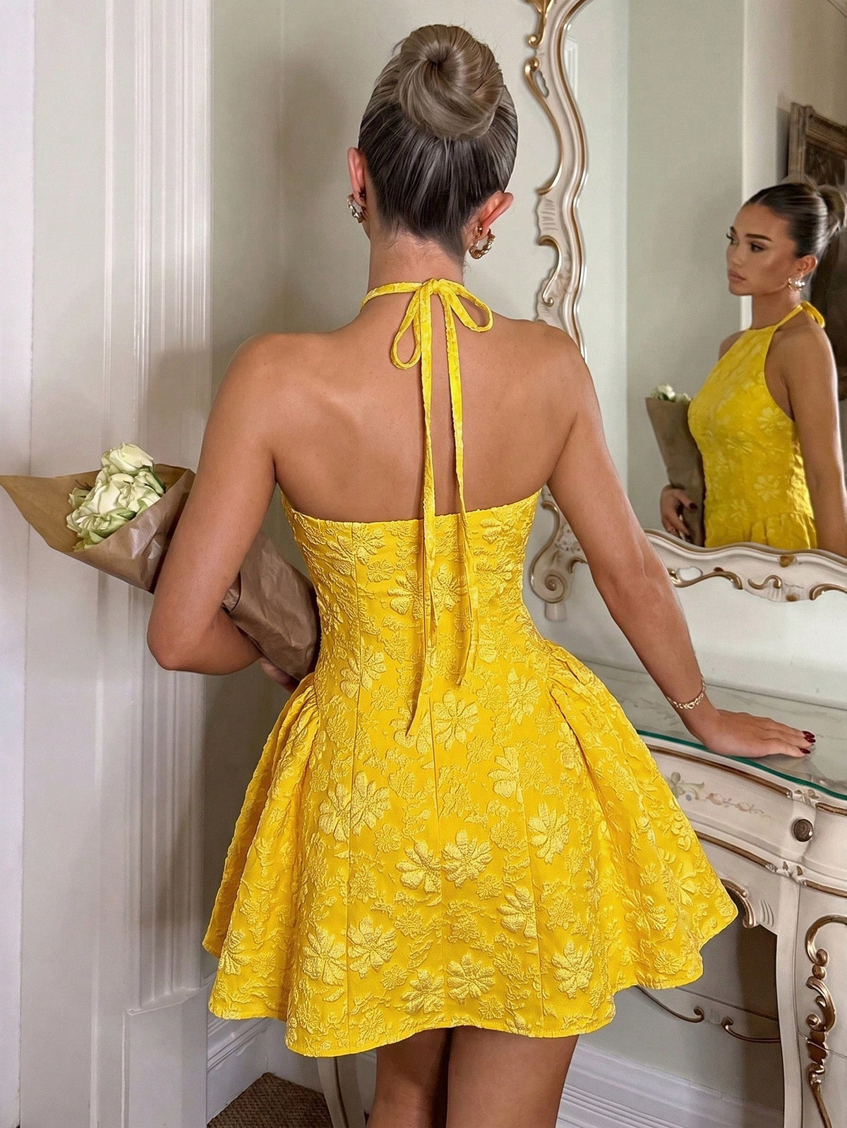 فستان ميني أصفر هالتر بضهر مفتوح وقصّات جاكار – SHEIN Glamine Charm