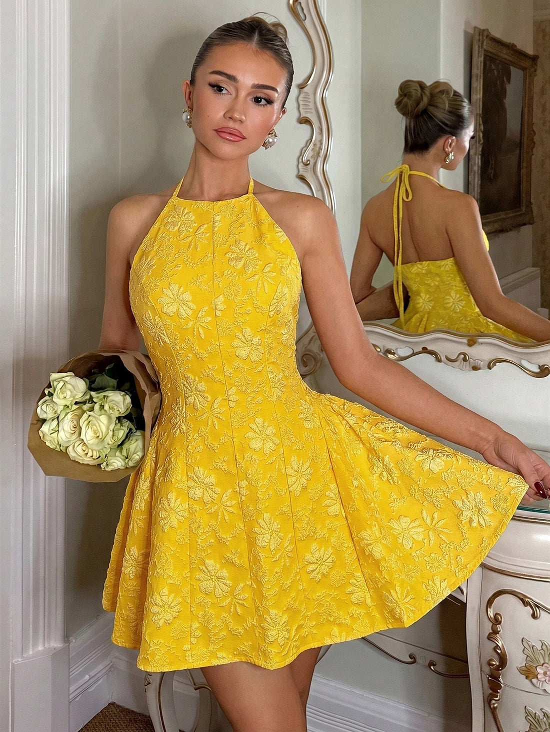 فستان ميني أصفر هالتر بضهر مفتوح وقصّات جاكار – SHEIN Glamine Charm