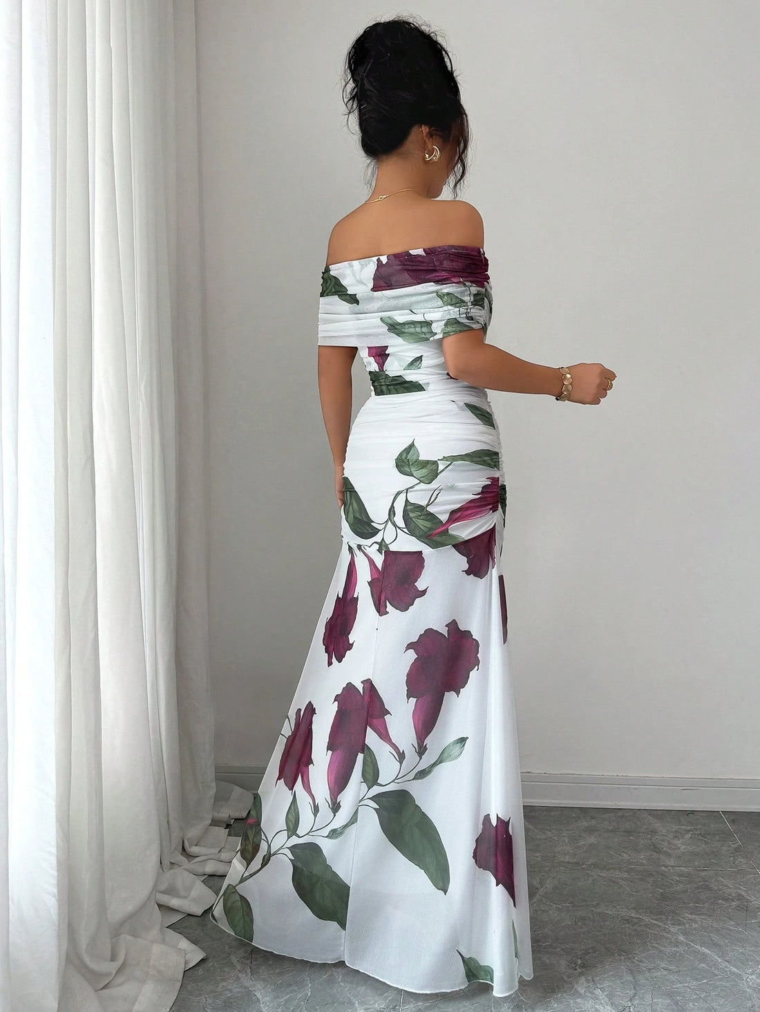 فستان ماكسي أبيض مطبوع أوف شولدر بكسرات وشبك – SHEIN Modelyn