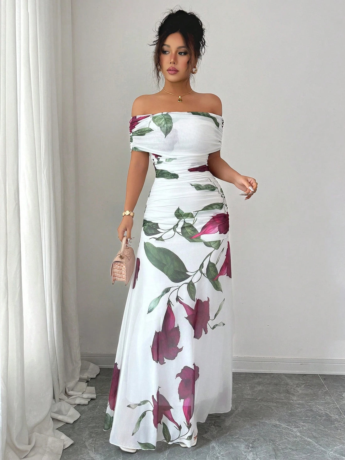 فستان ماكسي أبيض مطبوع أوف شولدر بكسرات وشبك – SHEIN Modelyn