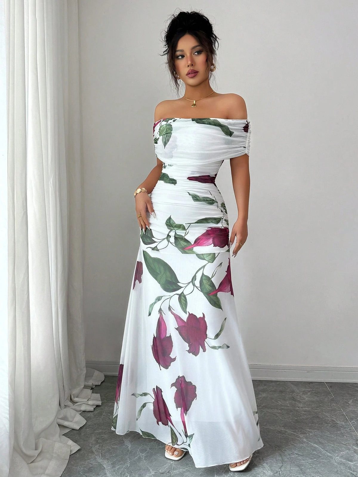فستان ماكسي أبيض مطبوع أوف شولدر بكسرات وشبك – SHEIN Modelyn