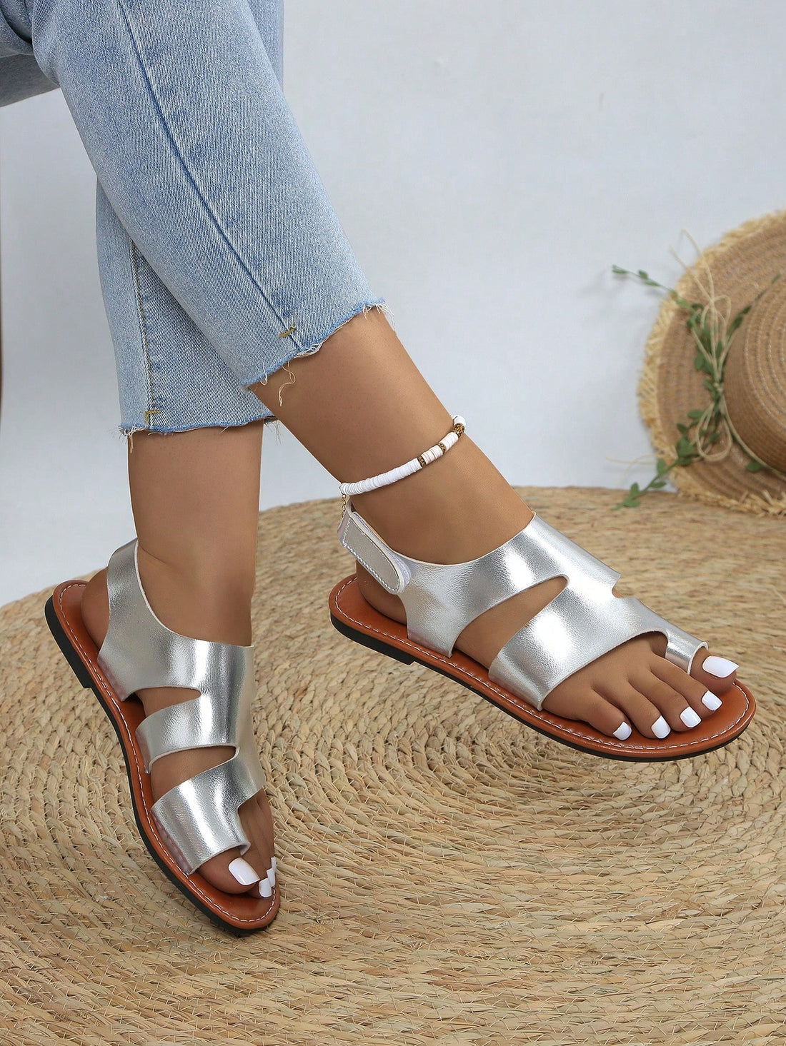 SHEIN Women's Fashion Split-Toe Sandals, Soft Comfortable Non-Slip, Suitable For Outdoor, Beach, And Home Wear, Flat