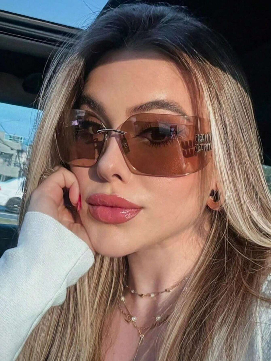 piece stylish women's glasses with curved edges and a trendy frame by Y2K