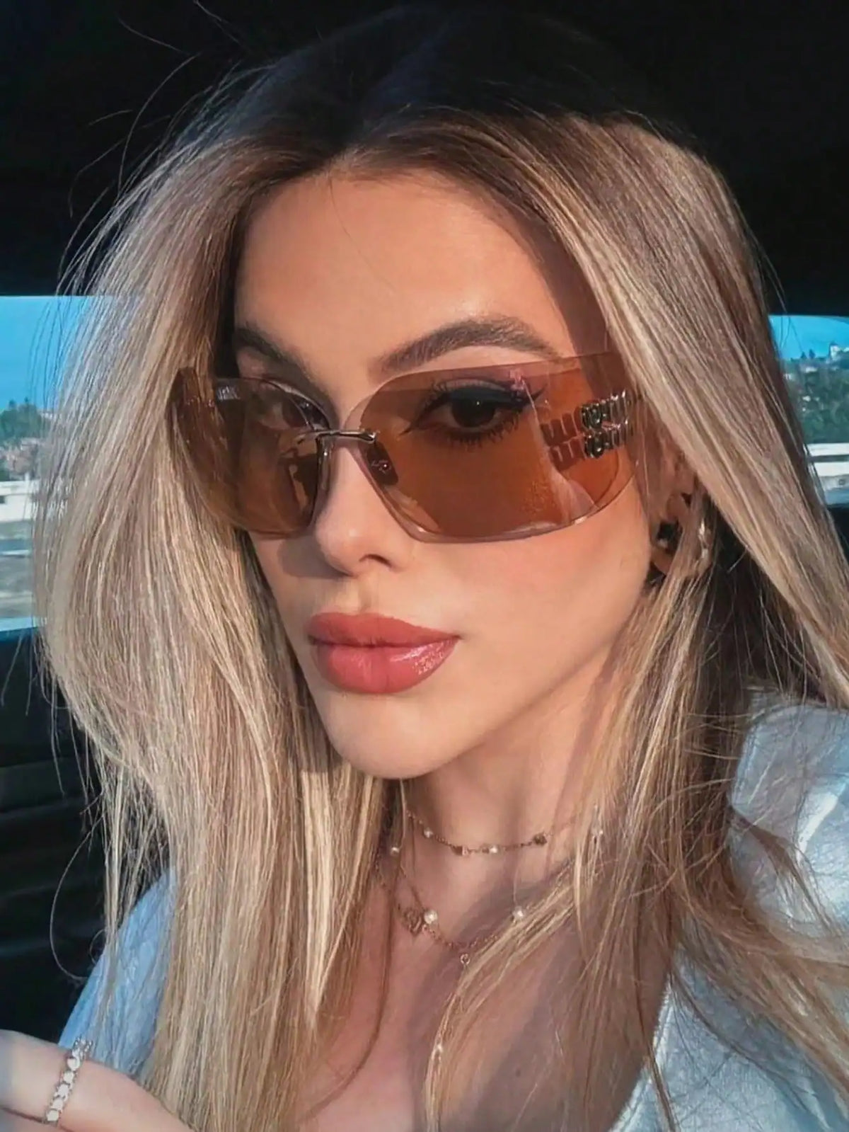 piece stylish women's glasses with curved edges and a trendy frame by Y2K