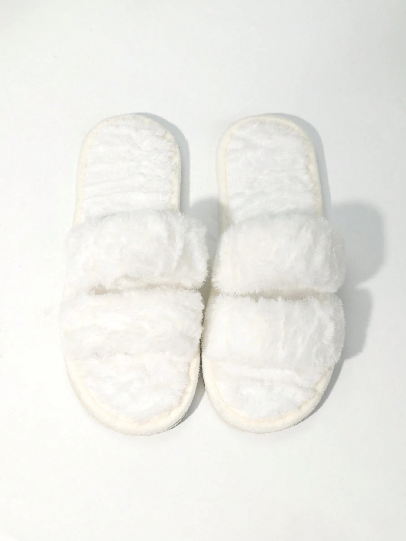 ⁦SHEIN 2pcs Women's Fashion Fluffy White Bridesmaid Slippers, Soft Bottom⁩ - الصورة ⁦4⁩