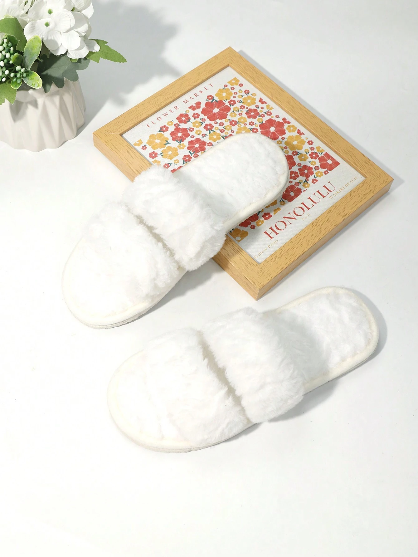 ⁦SHEIN 2pcs Women's Fashion Fluffy White Bridesmaid Slippers, Soft Bottom⁩ - الصورة ⁦5⁩