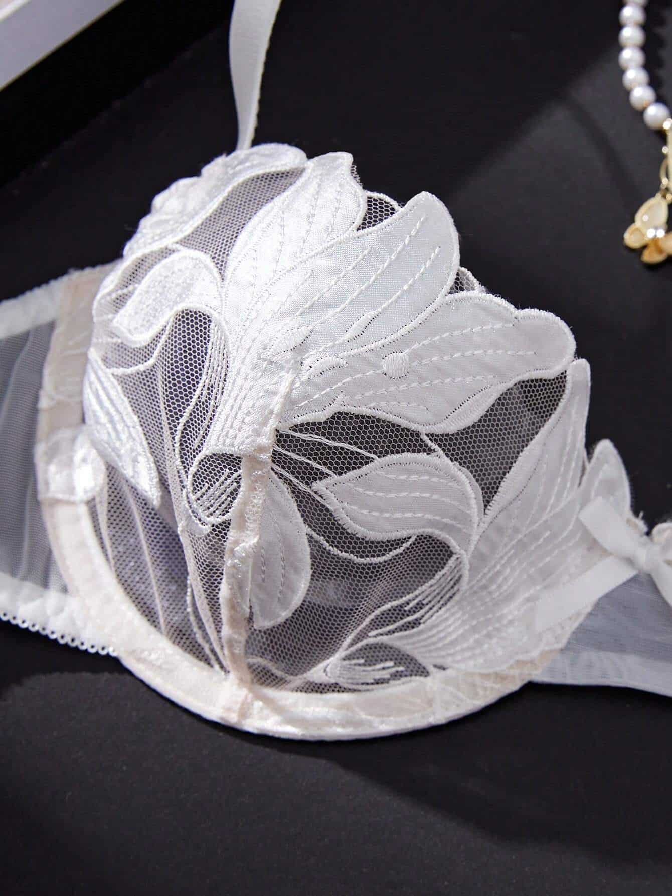 SHEIN 2pcs/Set Romantic White Burning Flower & Maple Leaf Sexy Lingerie Set - الصورة 4