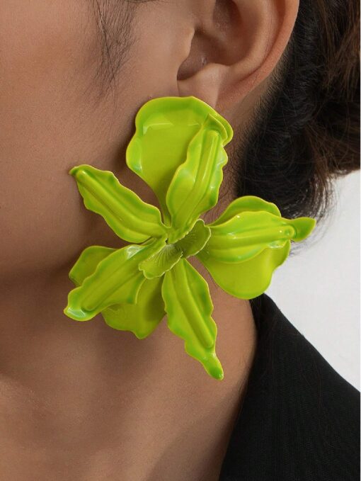 SHEIN 1 Pair Retro European & American Exaggerated 3D Floral Asymmetric Bright Stud Earrings