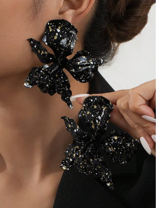 SHEIN 1 Pair Retro European & American Exaggerated 3D Floral Asymmetrical Shiny Stud Earrings