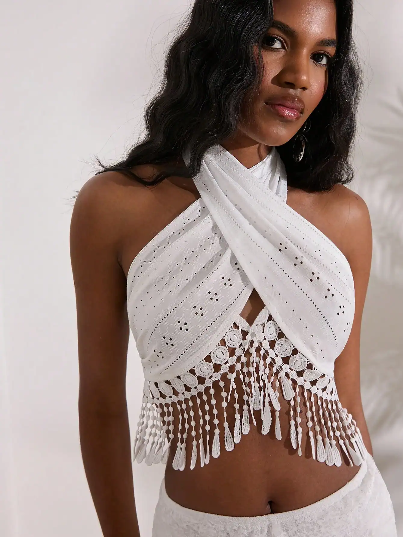 SHEIN Cross Tie Water-Soluble Lace Tassel Hem Crop Tank Top - الصورة 5